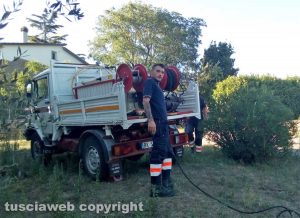 Montefiascone – Sterpaglie in fiamme minacciano alcune rimesse agricole
