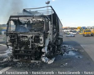 Orte - Camion in fiamme allo svincolo autostradale