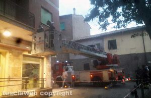 Montefiascone – Cadono pezzi di cornicione - L'intervento dei vigili del fuoco
