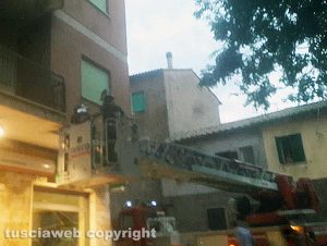 Montefiascone – Cadono pezzi di cornicione - L'intervento dei vigili del fuoco
