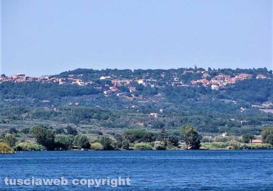 Lago di Bolsena - Vista su San Lorenzo Nuovo - Foto di Luca Viviani