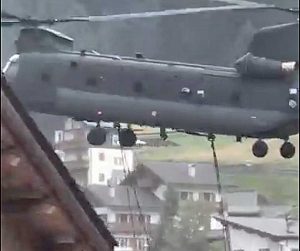 Sondrio - Elicottero dell'esercito atterra tra la gente