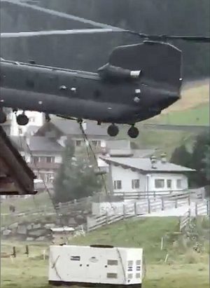 Sondrio - Elicottero dell'esercito atterra tra la gente