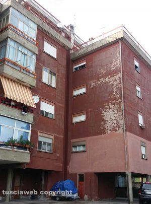 Montefiascone - Il palazzo con le tubature dell'acqua rotte