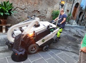 Orte - Arriva la spazzatrice per il centro storico