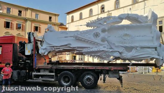 L'arrivo di Gloria in piazza del Comune, verso San Sisto