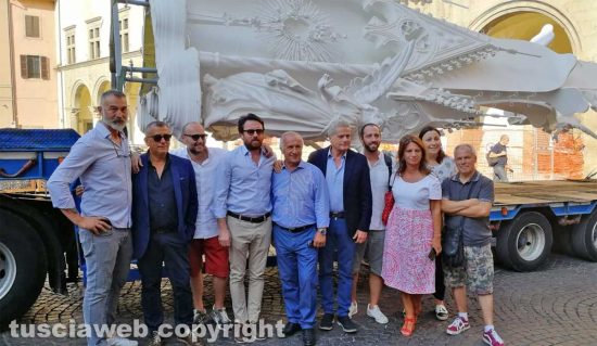 Sindaco, assessori e consiglieri comunali accolgono Gloria a piazza del Comune