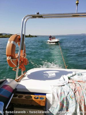 Capodimonte - Il salvataggio dell'imbarcazione in avaria nel lago di Bolsena