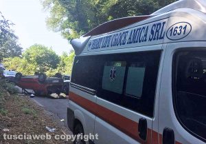 Capranica - Auto ribaltata a strada Longinotti