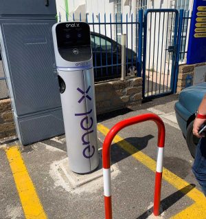 Viterbo - La colonnina elettrica per auto alla carrozzeria Fiorillo