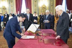 Giuseppe Conte firma di fronte al presidente Mattarella