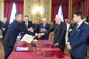 Luigi Di Maio firma di fronte al presidente Mattarella