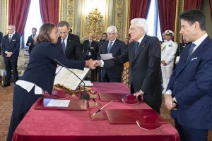 Lamorgese firma di fronte al presidente Mattarella