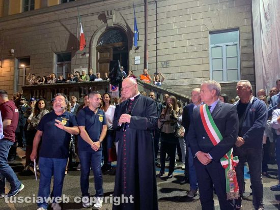 Santa Rosa - La minimacchina del centro storico Luce di Rosa incanta i viterbesi