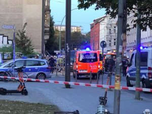 Berlino - Porsche piomba sul marciapiede e uccide tre adulti e un neonato