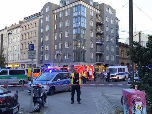 Berlino - Porsche piomba sul marciapiede e uccide tre adulti e un neonato