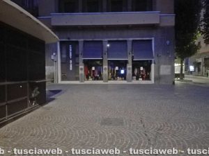 Viterbo - Lite in via Cairoli - I negozianti protestano spegnendo le luci