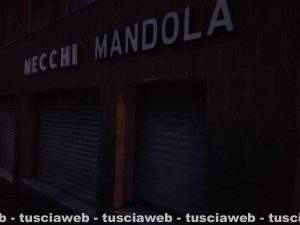 Viterbo - Lite in via Cairoli - I negozianti protestano spegnendo le luci
