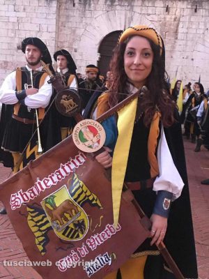 Le sbandieratrici e gli sbandieratori Città di Viterbo a Gubbio