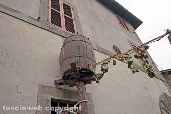 Viterbo - La botte che porta il vino nella fontana di Pianoscarano