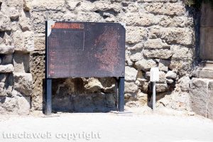 Viterbo - Il cartello turistico a Porta romana fino a luglio