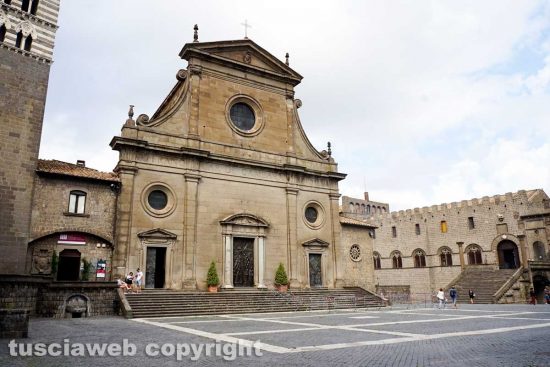 Viterbo - La delimitazioni per il passaggio sotto al duomo