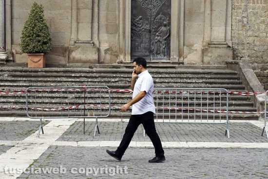 Viterbo - La delimitazioni per il passaggio sotto al duomo