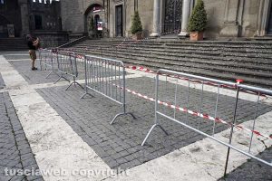 Viterbo - La delimitazioni per il passaggio sotto al duomo