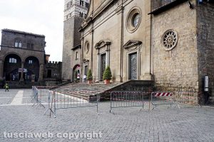 Viterbo - La delimitazioni per il passaggio sotto al duomo