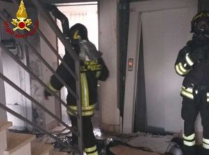 Roma - I vigili del fuoco intervengono per spegnere le fiamme della palazzina dove si è verificata l'esplosione