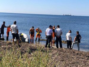 Civitavecchia - I rifiuti rimossi dalla Guardia costiera e dai vigili del fuoco