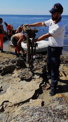 Civitavecchia - I rifiuti rimossi dalla Guardia costiera e dai vigili del fuoco
