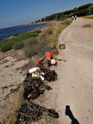 Civitavecchia - I rifiuti rimossi dalla Guardia costiera e dai vigili del fuoco