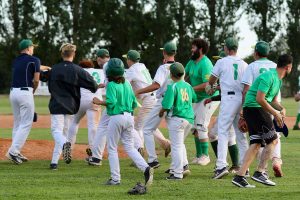 I giallo-verdi festeggiano entusiasti al ternmine della partita con il Rimini
