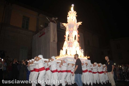 Santa Rosa - La minimacchina del centro storico Luce di Rosa incanta i viterbesi