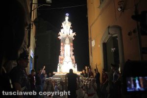 Santa Rosa - La minimacchina del centro storico Luce di Rosa incanta i viterbesi