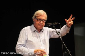 Viterbo - Vittorio Sgarbi racconta Leonardo da Vinci al teatro Caffeina