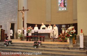 Viterbo - La messa per celebrare i 50 anni di sacerdozio di don Elio, parroco della Verità 