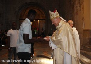 Viterbo - La messa per celebrare i 50 anni di sacerdozio di don Elio, parroco della Verità 