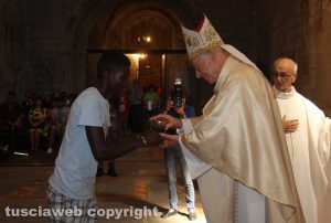 Viterbo - La messa per celebrare i 50 anni di sacerdozio di don Elio, parroco della Verità 