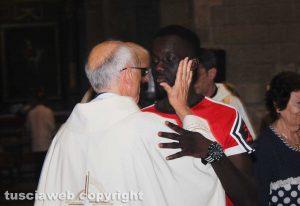 Viterbo - La messa per celebrare i 50 anni di sacerdozio di don Elio, parroco della Verità 