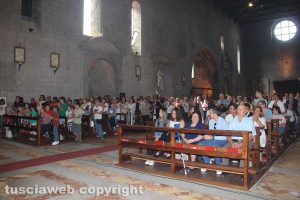 Viterbo - La messa per celebrare i 50 anni di sacerdozio di don Elio, parroco della Verità 