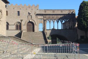 Viterbo - La delimitazioni per il passaggio sotto al duomo