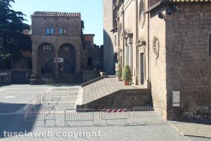 Viterbo - La delimitazioni per il passaggio sotto al duomo