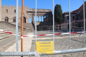 Viterbo - La delimitazioni per il passaggio sotto al duomo