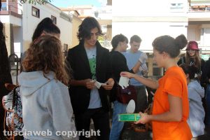 Viterbo - I ragazzi che si sono riuniti per pulire Pratogiardino