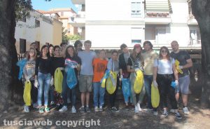 Viterbo - I ragazzi che si sono riuniti per pulire Pratogiardino