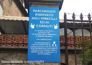 Bagnaia - il cartello col parcheggio "riservato a imbecilli e cornuti"