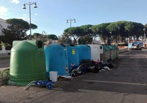 Rifiuti abbandonati a Montalto Marina