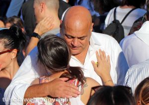 Viterbo - Santa Rosa - L'abbraccio tra Sandro Rossi e la figlia